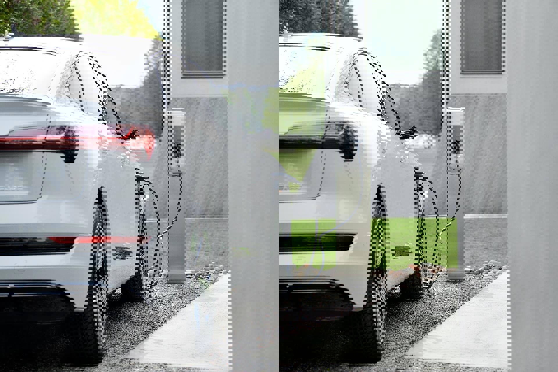 Auto wordt opgeladen aan de laadpaal thuis