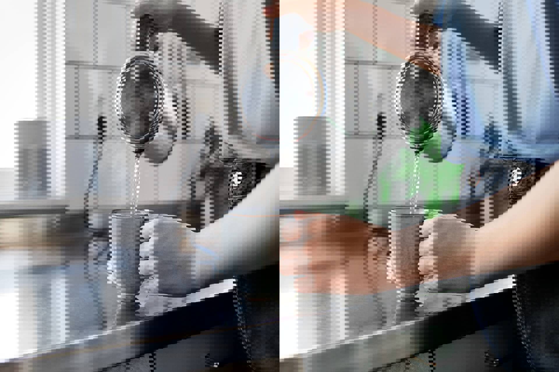 Closeup van een beker waar heet water in geschonken wordt | tarieven gas elektra