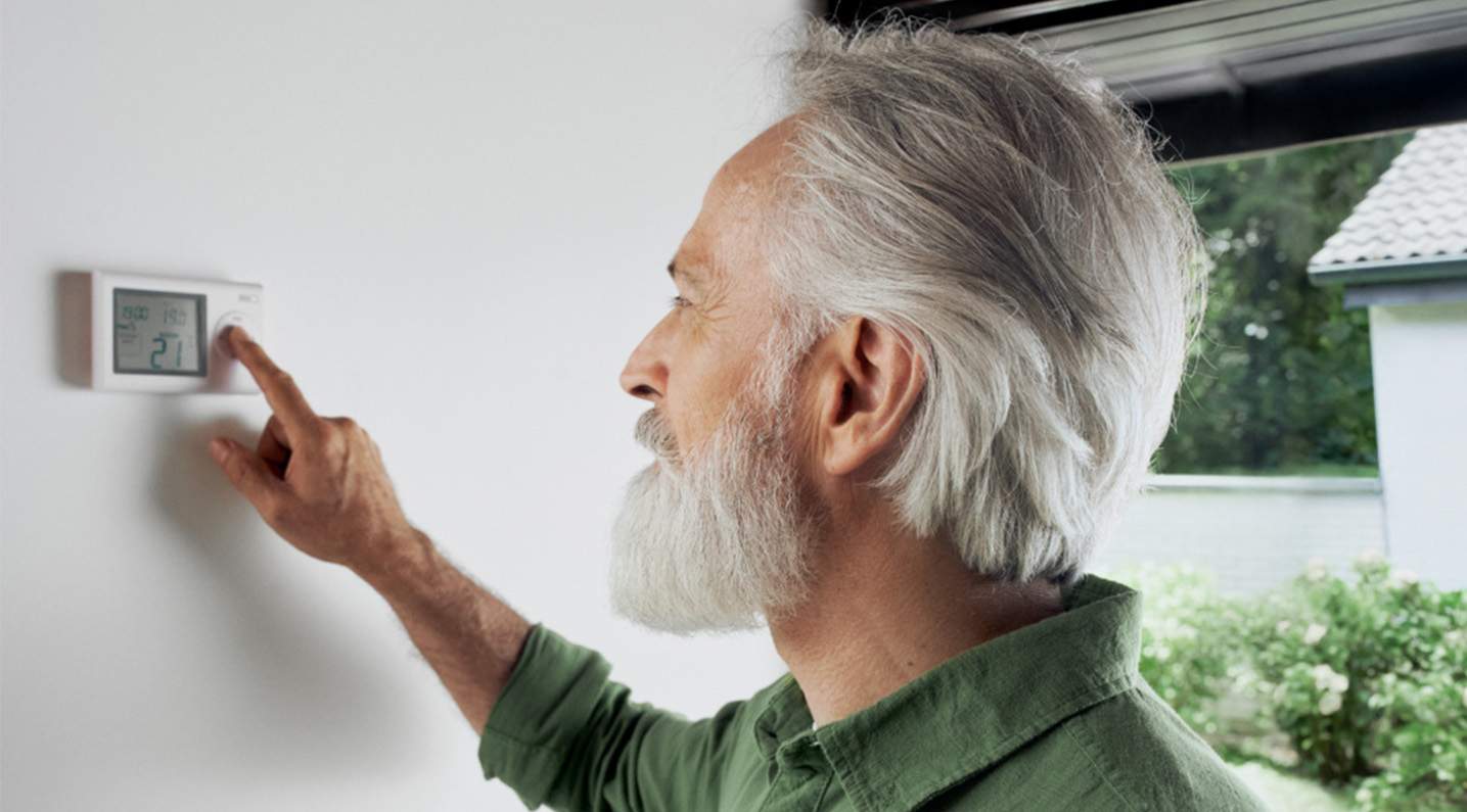 Man stelt thermostaat in
