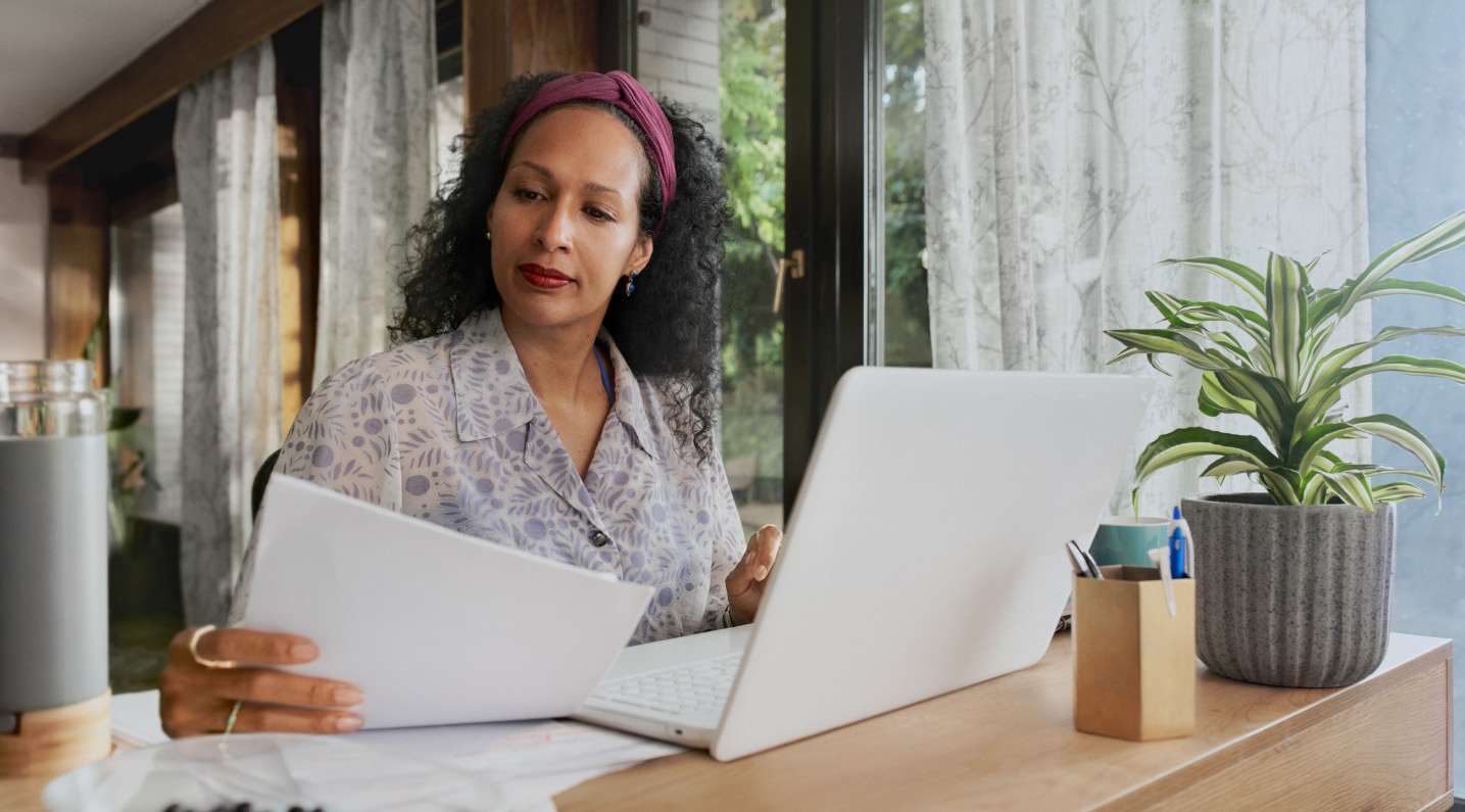 Mevrouw doet administratie achter laptop
