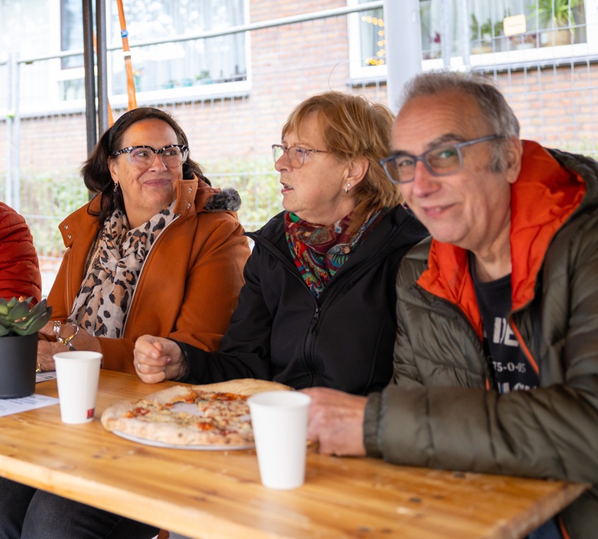 Bewoners eten pizza