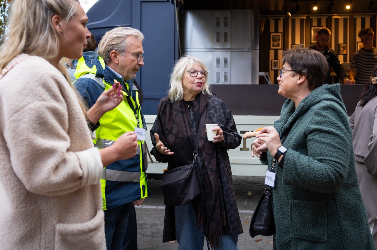 Bewoners kletsen met elkaar