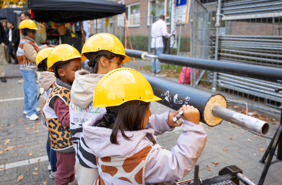 Kinderen tekenen op en versieren warmtebuizen