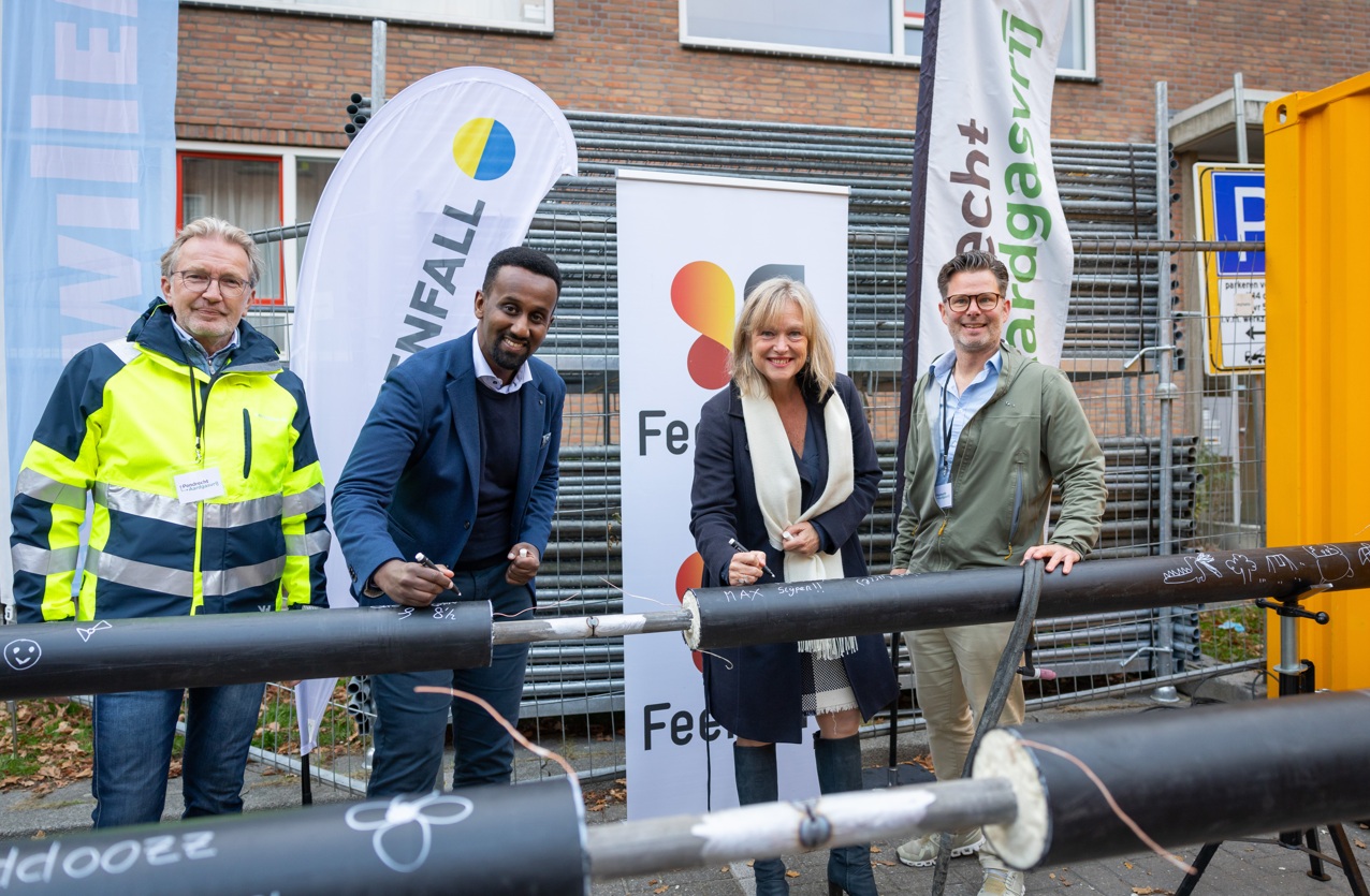 Ahmed en wethouders zetten ook hun handtekening op de warmtebuizen
