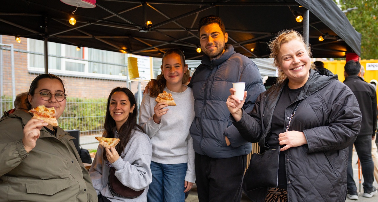 Bewoners eten pizza en hebben een leuke avond