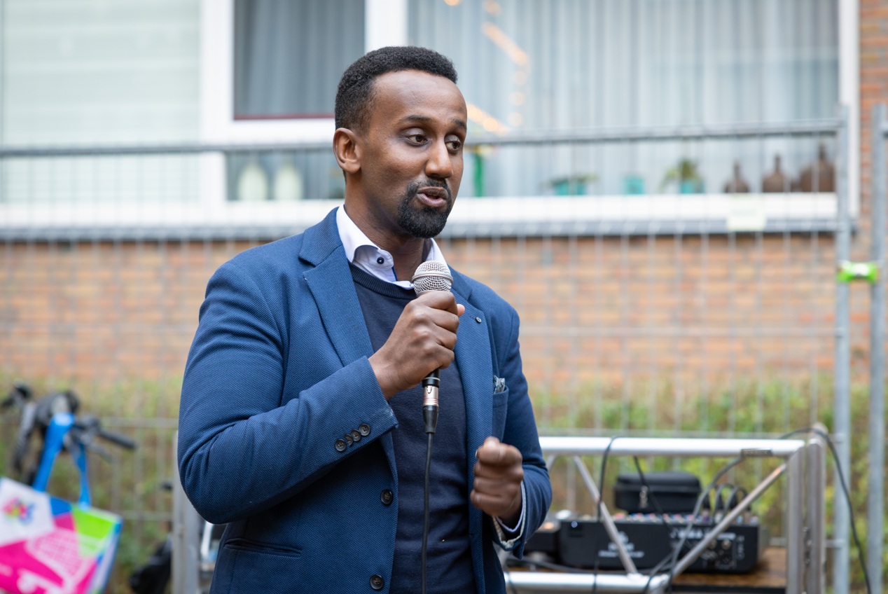 Ahmed, directeur warmte geeft een speech