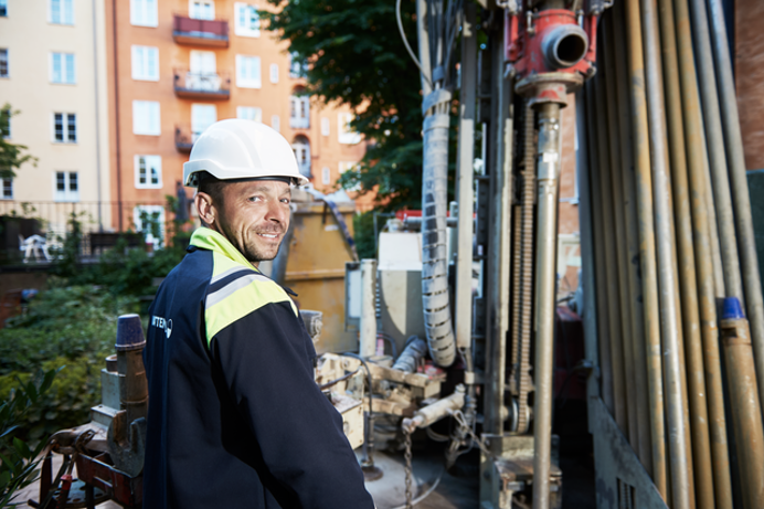 Monteur werkt aan leidingen voor een warmtenet