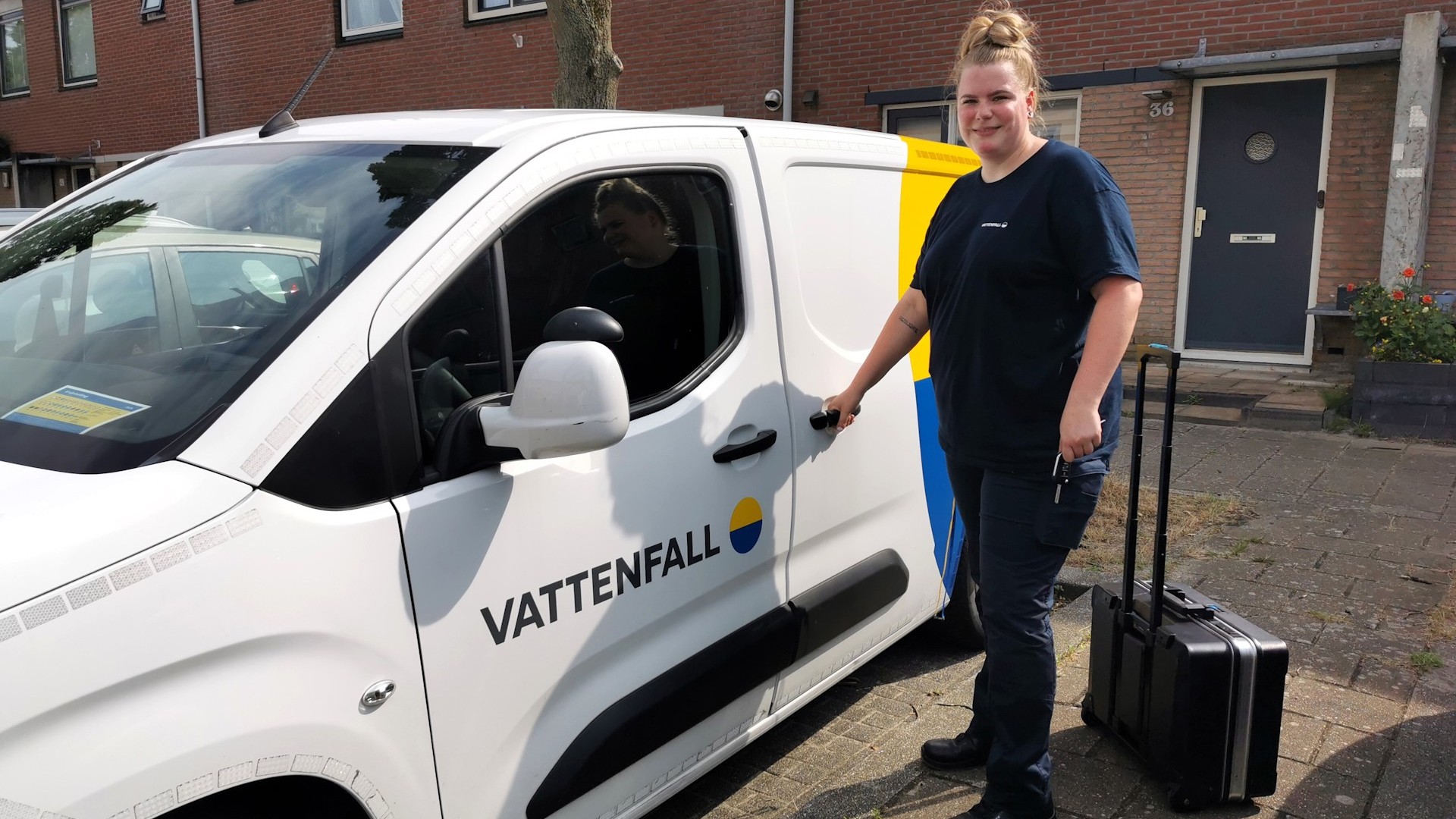Monteur Dianne bij Vattenfall busje