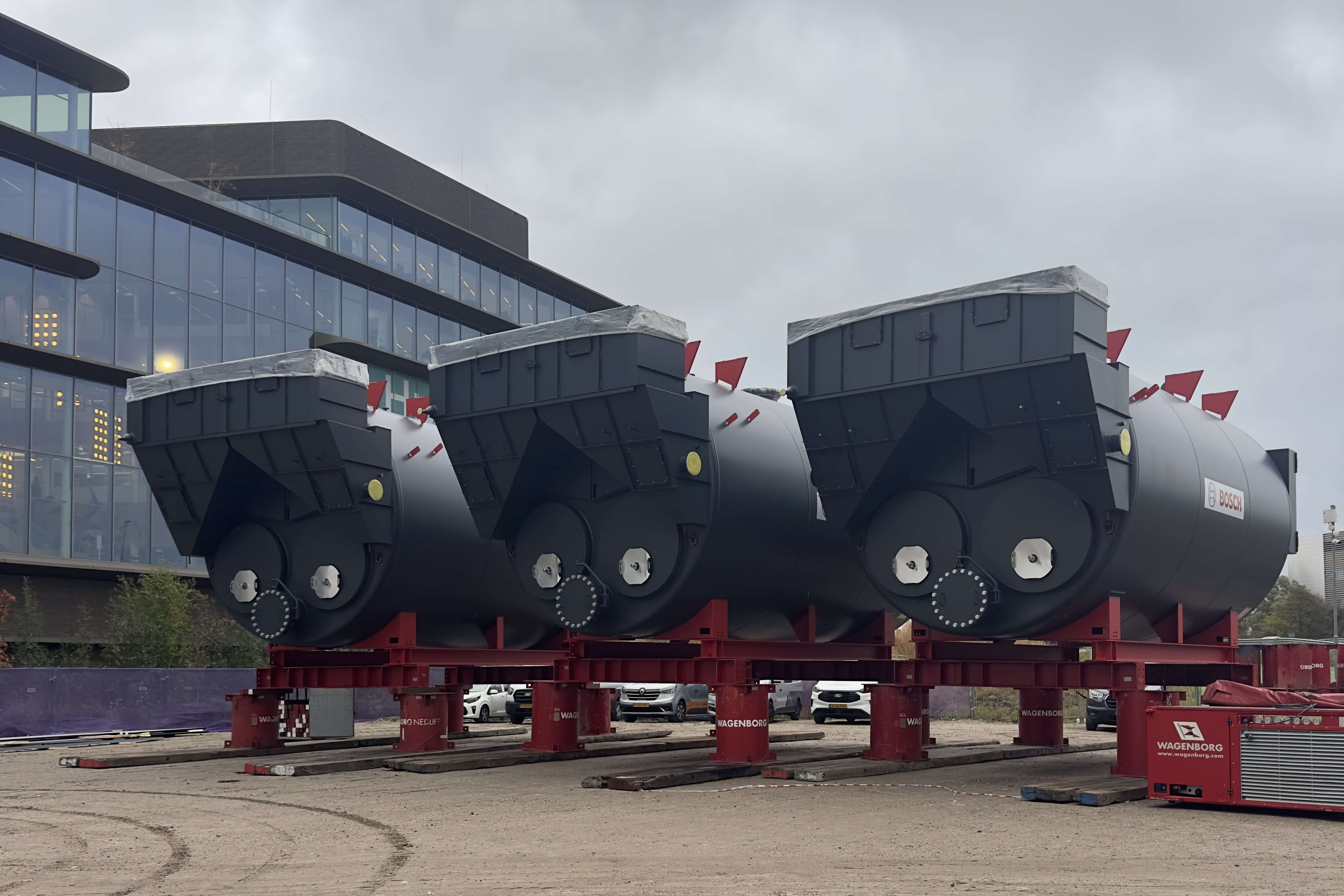 Drie warmteketels van elk 90 ton