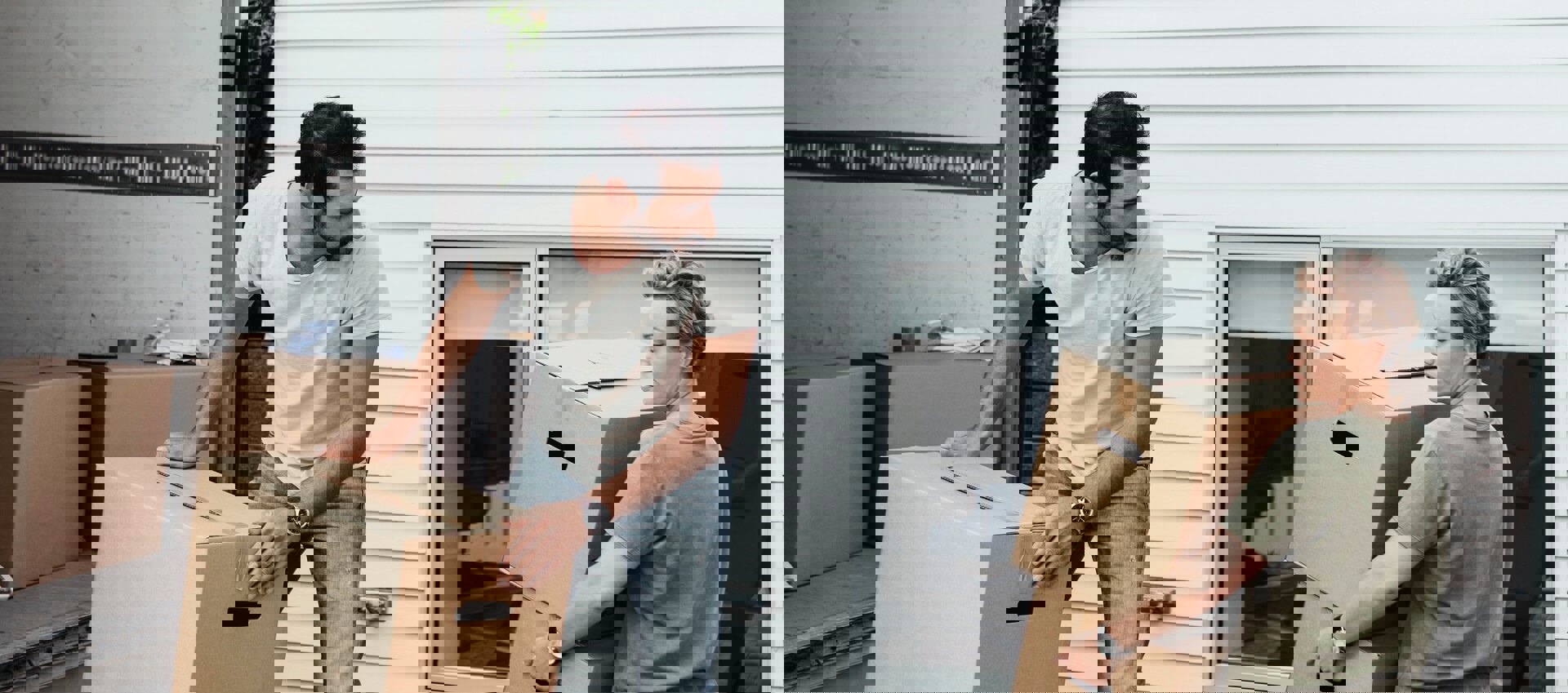 Verhuishulp door een man en vrouw die verhuisdozen sjouwen