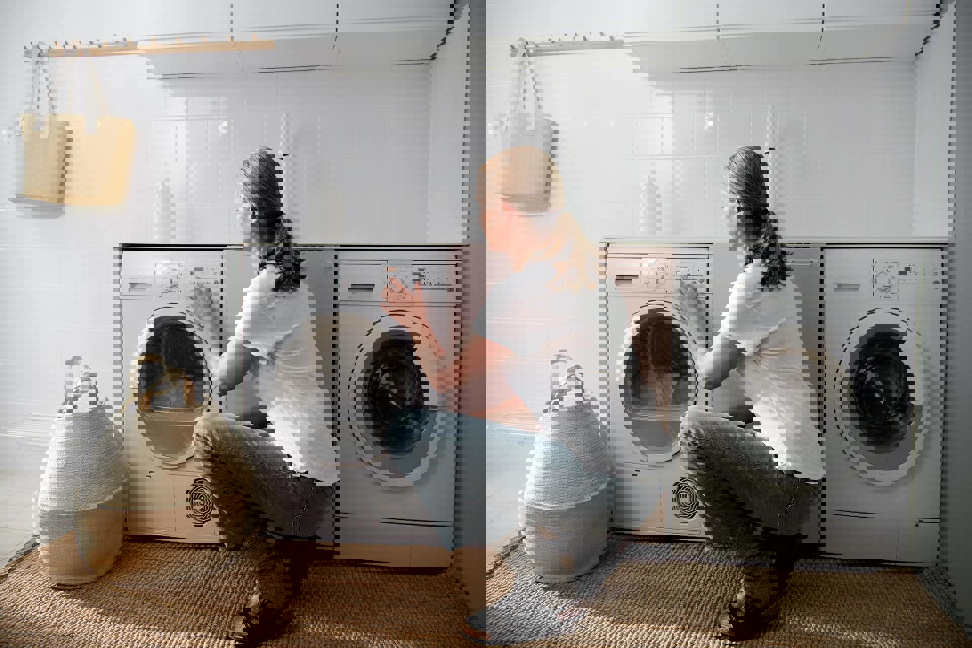 Vrouw zet de wasmachine en de wasdroger aan | Vattenfall over wasmachine verhuizen
