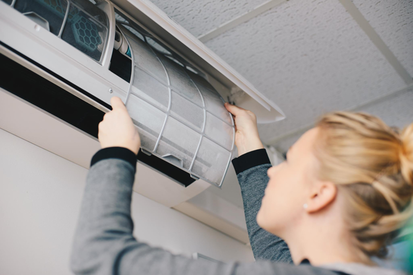 Vrouw installeert een warmtepomp