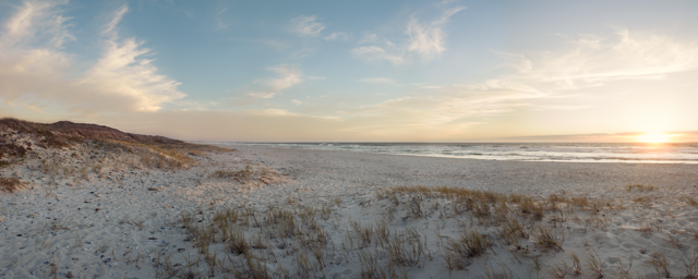 Duinen en zee in mooie avondzon