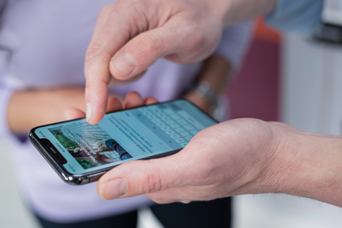 Iemand is bezig op een mobiele telefoon