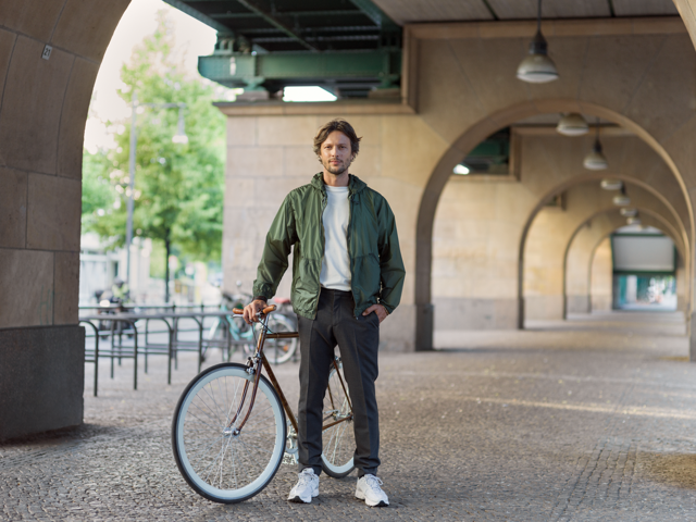 Man met snelle fiets onder een viaduct