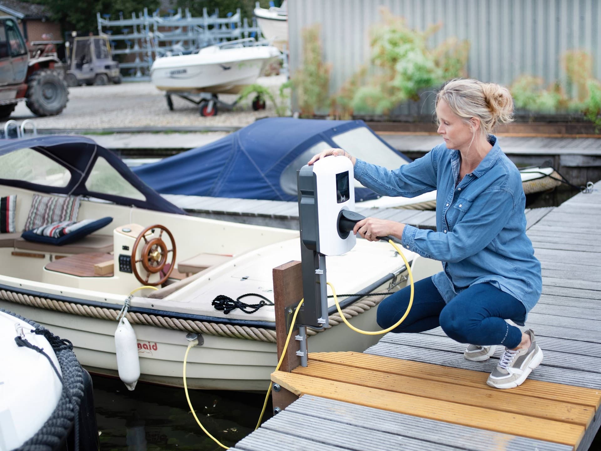 Rianne van Dusseldorp bij een laadpaal naast de boten in Jachthaven van Dusseldorp