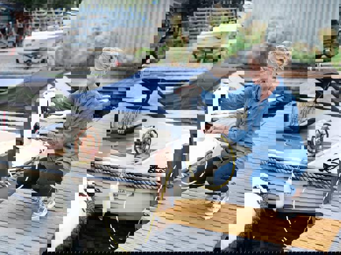 Rianne van Dusseldorp van Jachtwerf Van Dusseldorp steekt stekker in laadpaal van elektrische boot