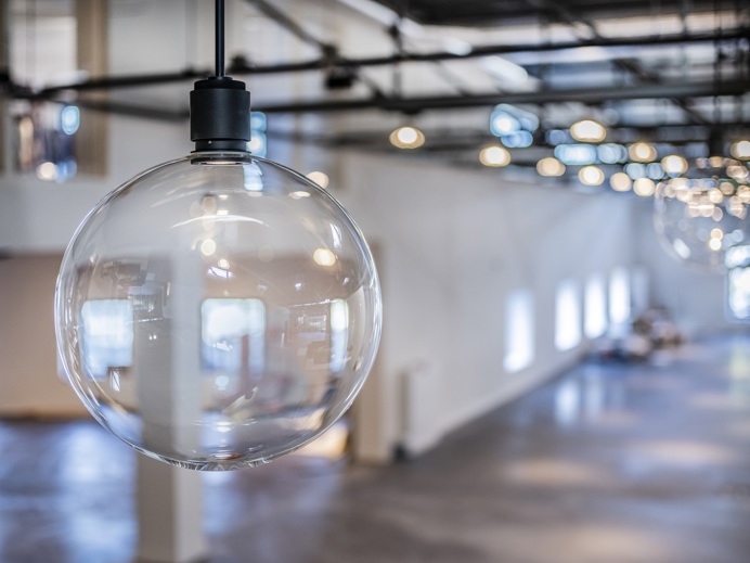 Mooie doorzichtige grote ronde ledlamp in een open ruimte