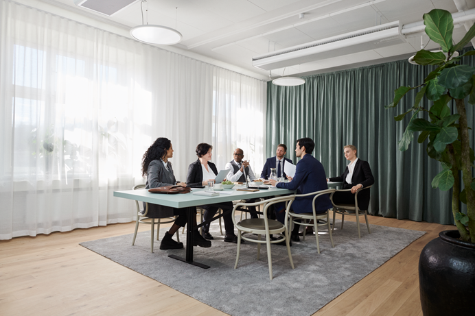 Groep van 7 medewerkers aan een vergadertafel op een licht kantoor - Lichtplan