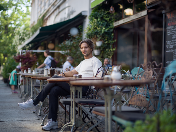 Man op terras van café