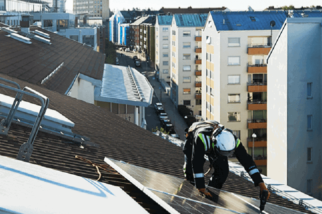 Zonnepanelen worden geïnstalleerd