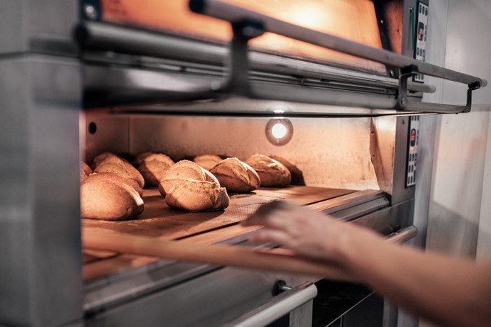 Een ovenschaal vol broodjes in een professionele bakkerijk - TEK subsidie