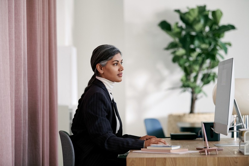 Zzp office manager in een klein kantoor aan het werk 