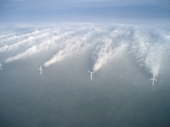 Windmolens op een rij in de Noordzee