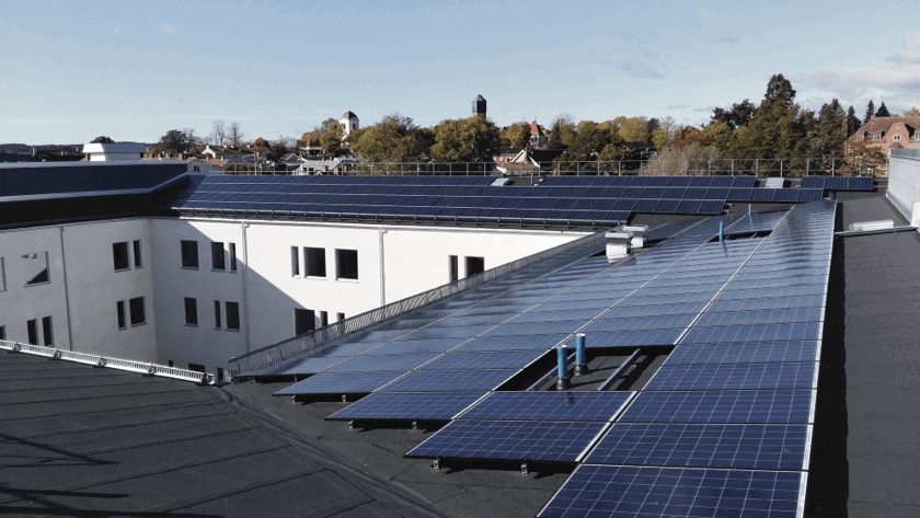 Zonnepanelen op het dak van een bedrijfspand