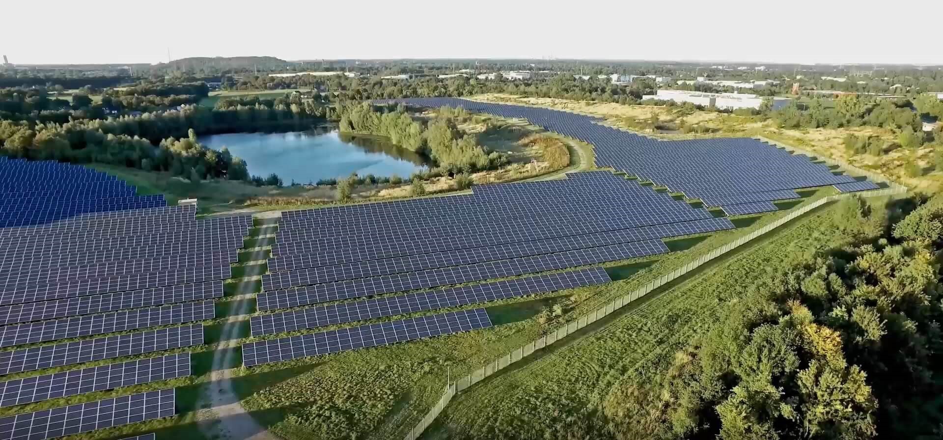 Luchtbeeld van een veld vol met zonnepanelen
