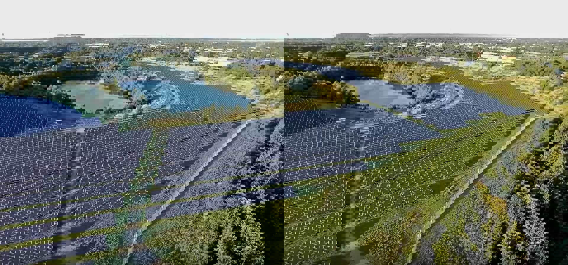 Luchtbeeld van een veld vol met zonnepanelen