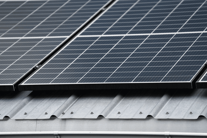 Dak van een bedrijfspand bedekt met zonnepanelen