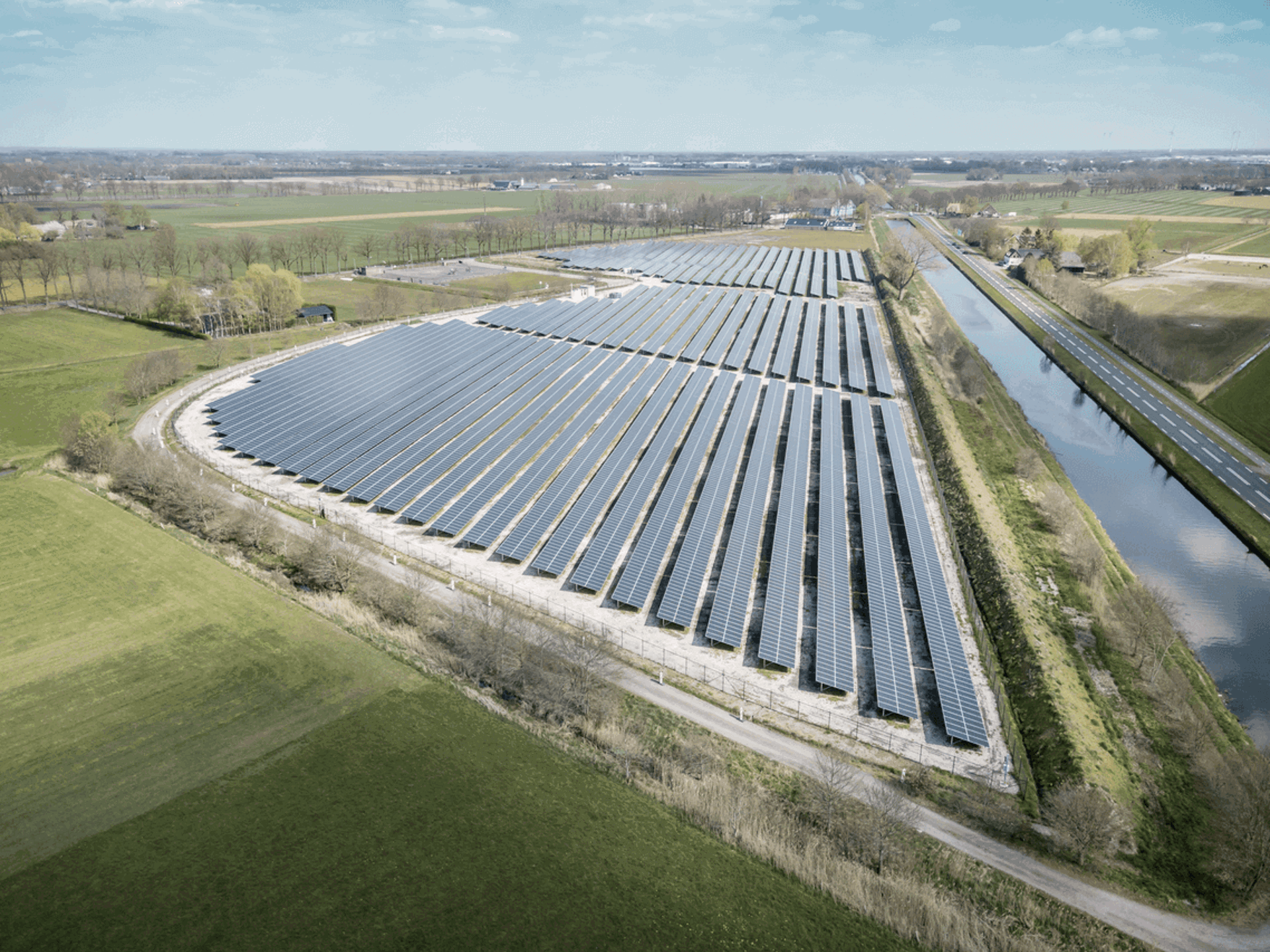 Grote verzameling zonnepanelen op land 