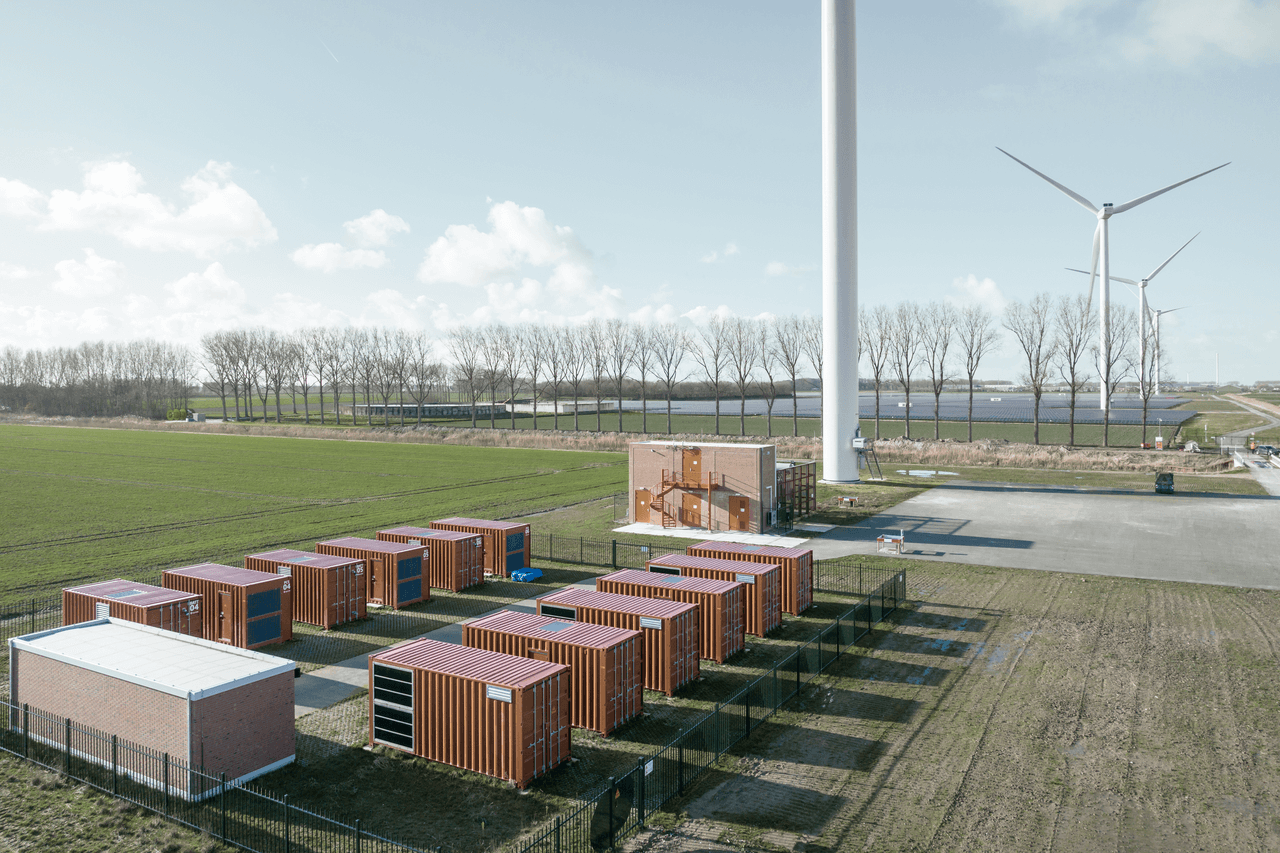Combinatie van zon, wind en batterijen op Energiepark Haringvliet Zuid