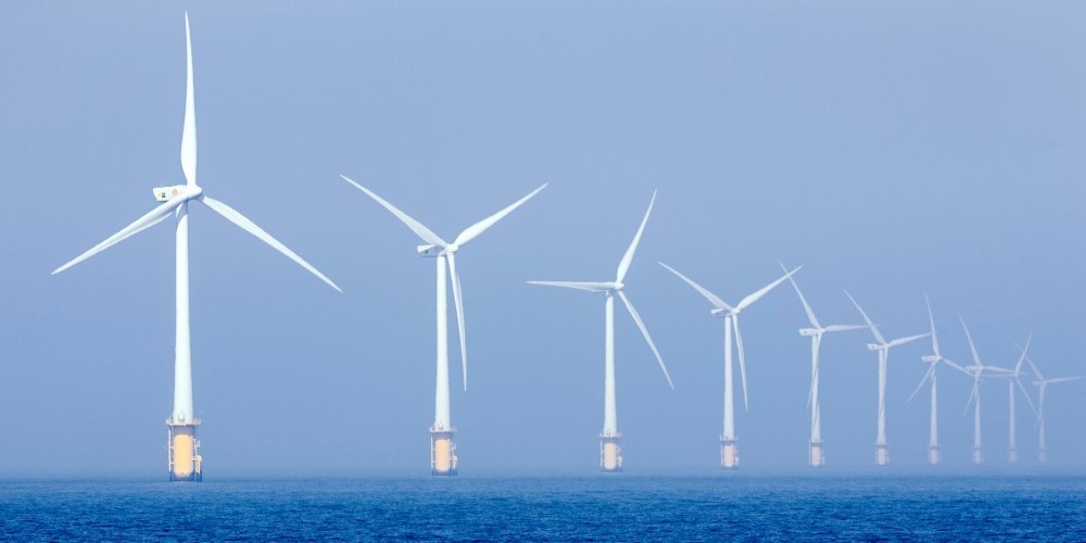 Lange rij van windmolens op zee