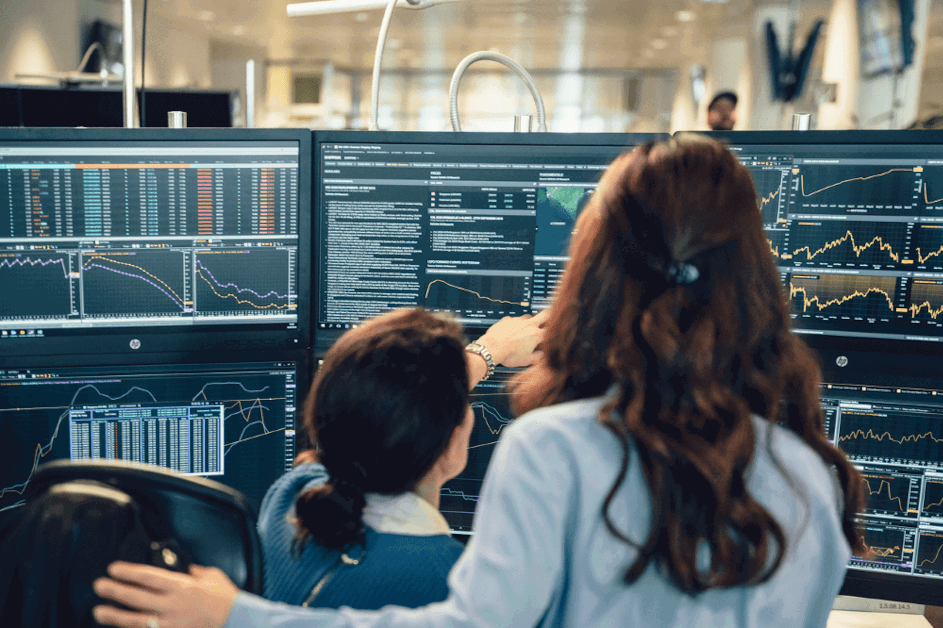 Hoe koopt uw energieleverancier in? Vattenfall kantoor in Amsterdam met groot aantal beeldschermen