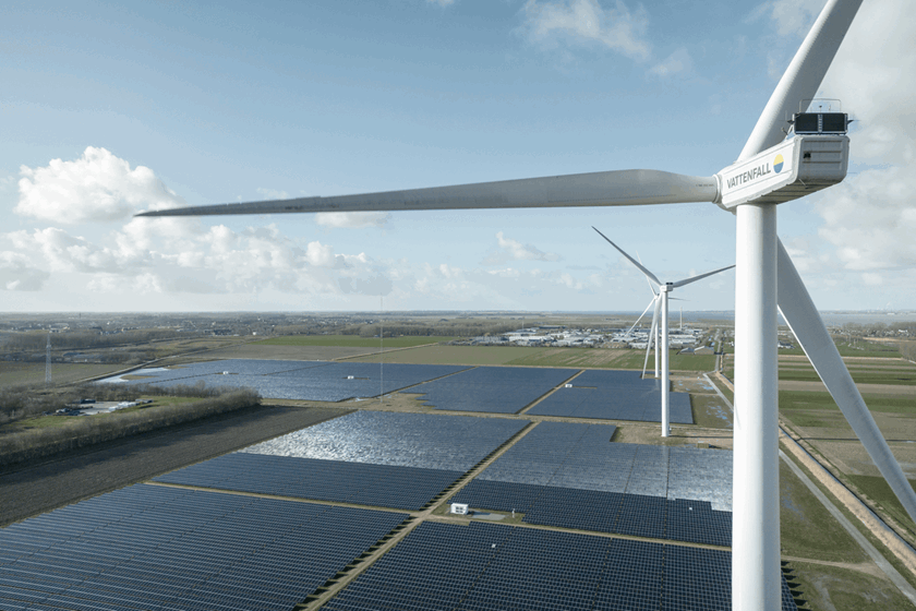 Zonnepanelen en windmolen ter illustratie van energiecentrales in Nederland