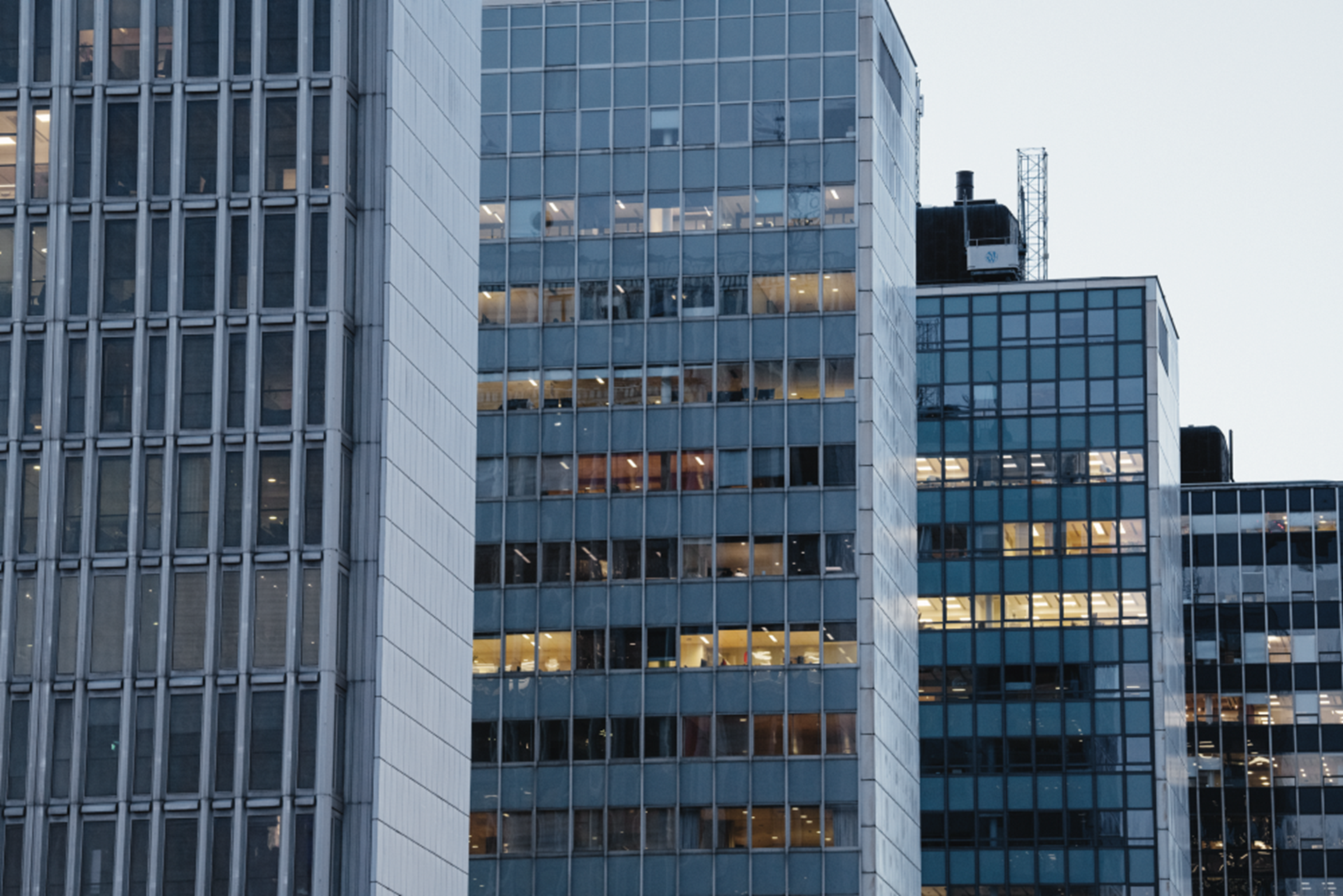 Aantal hoge kantoorgebouwen naast elkaar met verlichting