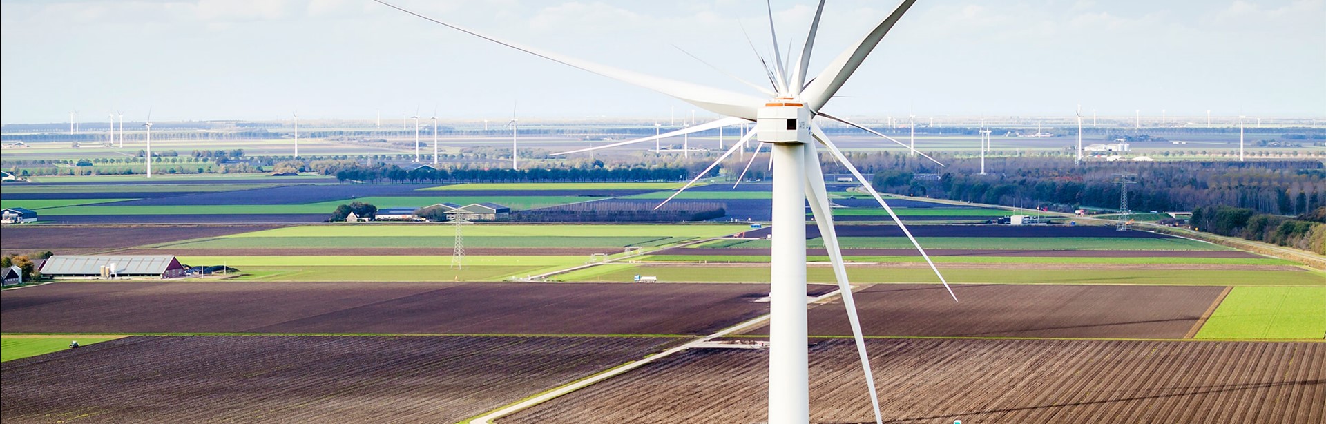 Luchtfoto van een Nederlandse landschap met op de voorgrond een windmolen van Vattenfall