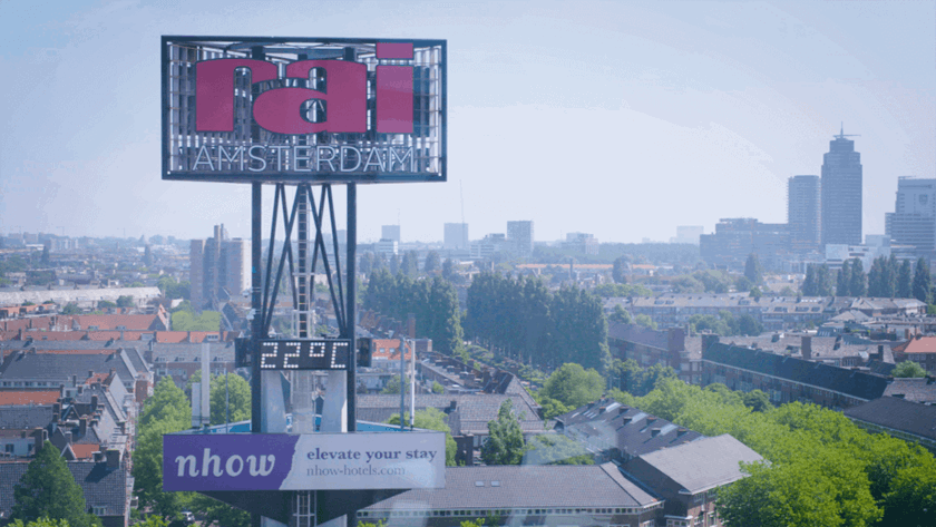 Luchtfoto van Amsterdam, met in het midden een reclamezuil van Amsterdam RAI