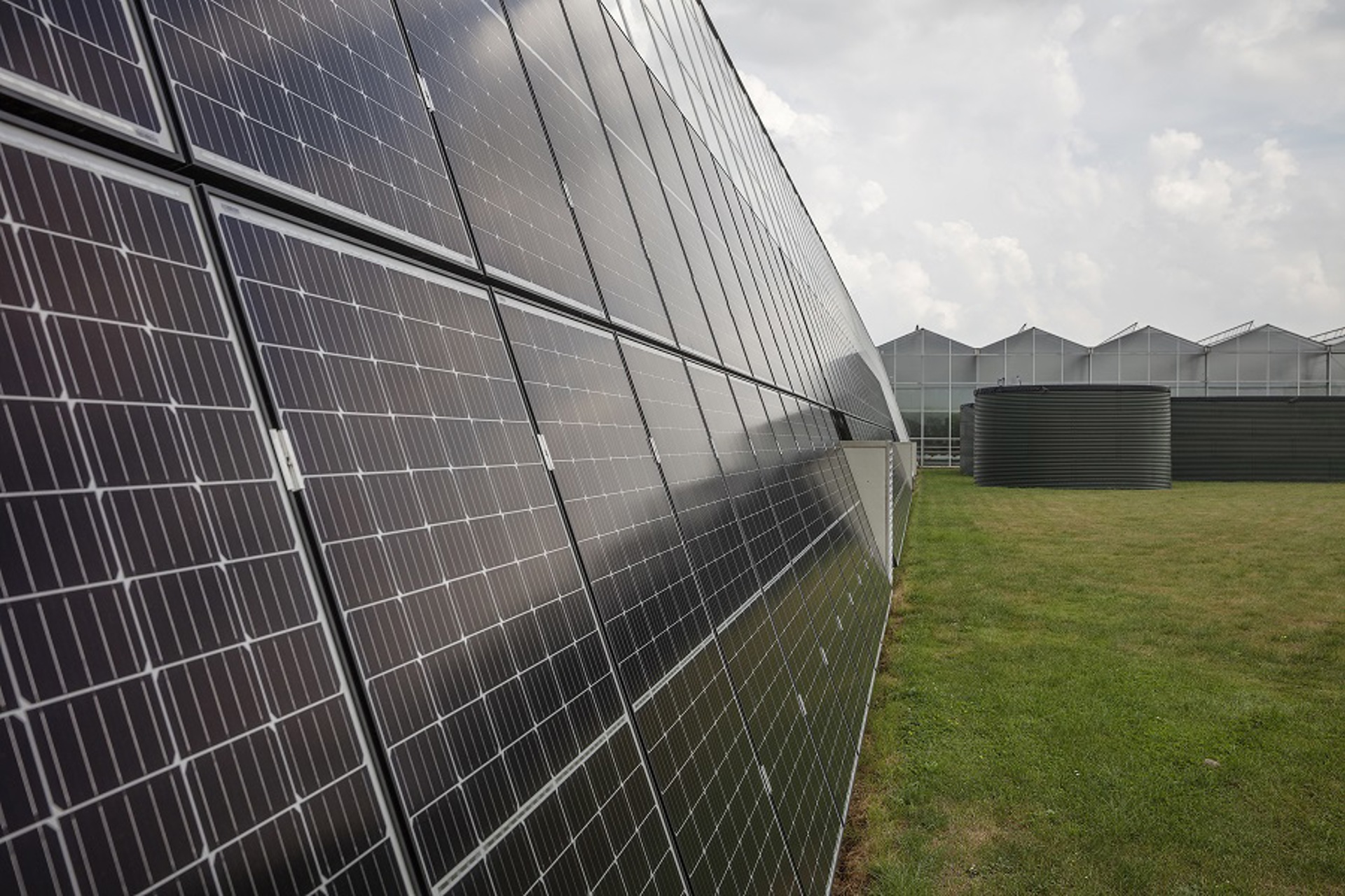 Kassen met zonnepanelen gezien vanaf de zijkant