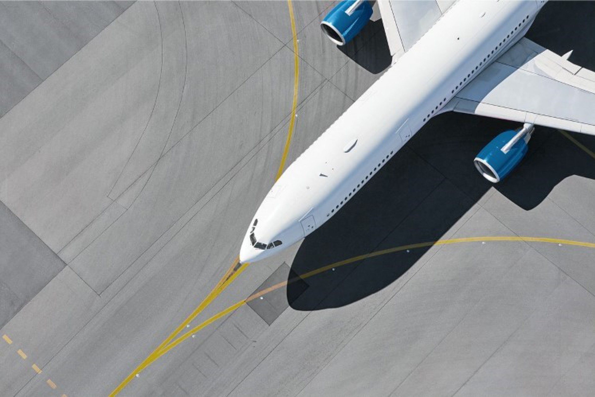 Luchtfoto van een vliegtuig dat rijdt over de startbaan