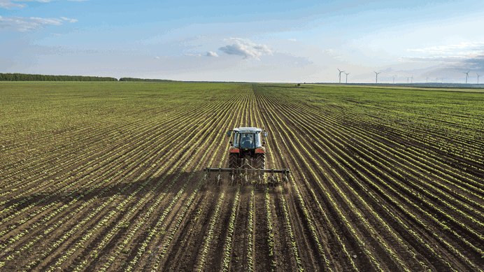 Tractor die het land bewerkt in het voorjaar