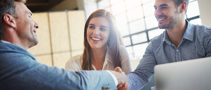 Man die naar een oven kijkt met een mobiele telefoon in zijn hand