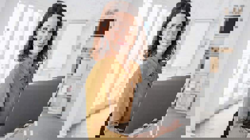 Overstappen naar Vattenfall is makkelijker dan u denkt Vriendelijk lachende vrouw met laptop in haar handen