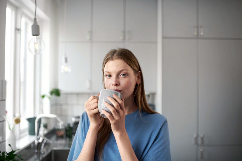 Mevrouw drinkt koffie | Vattenfall