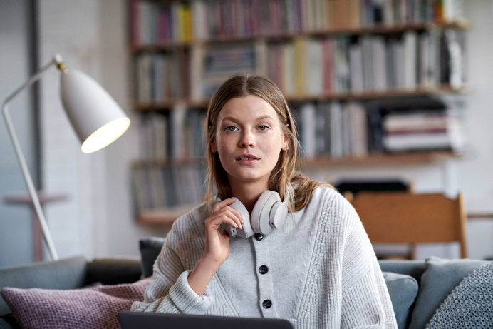 Mevrouw met koptelefoon |  Vattenfall