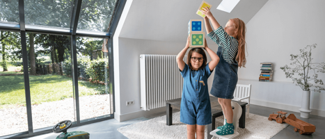 Kinderen die spelen in een woonkamer