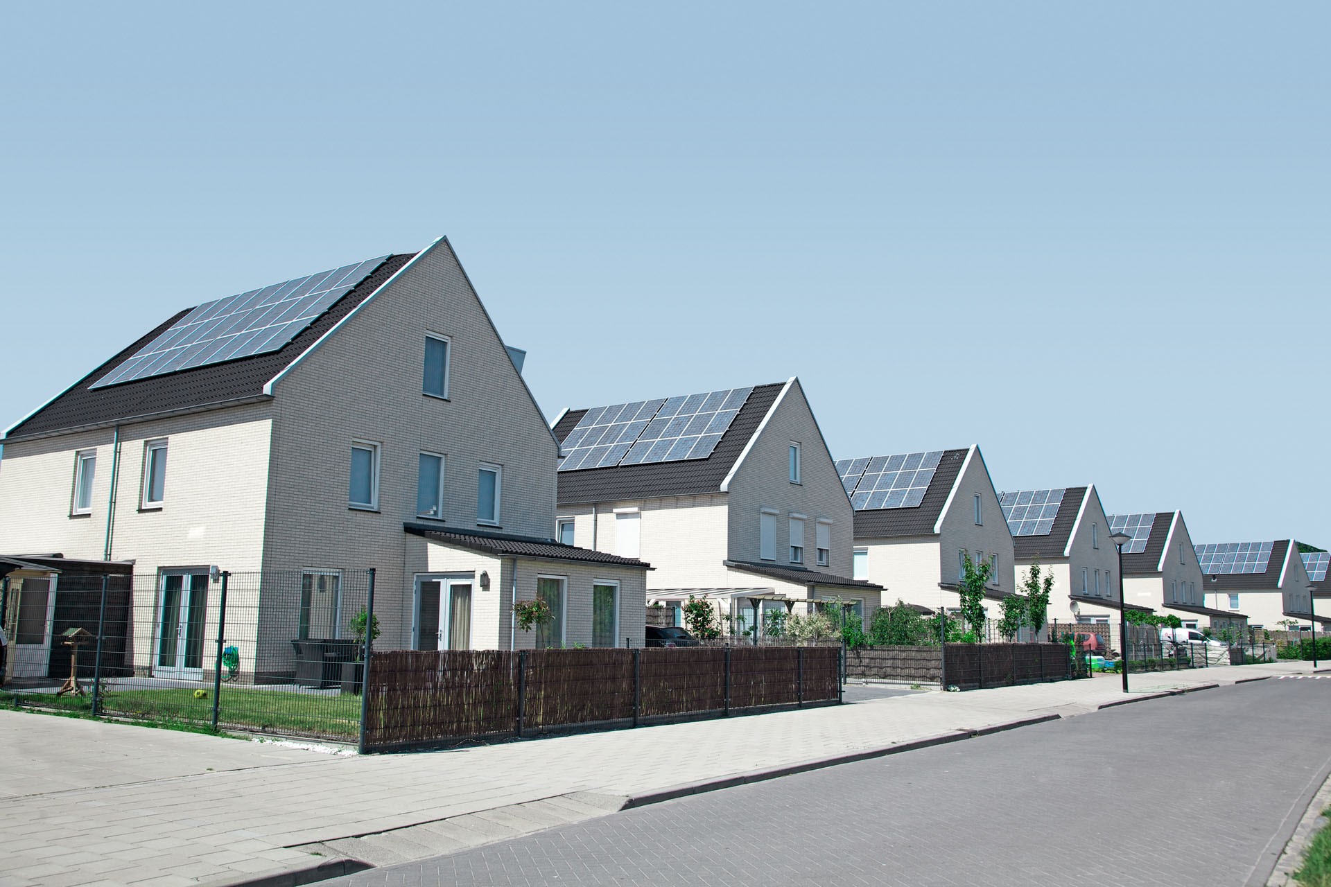 Zonnepanelen op huizen in een nieuwbouw wijk