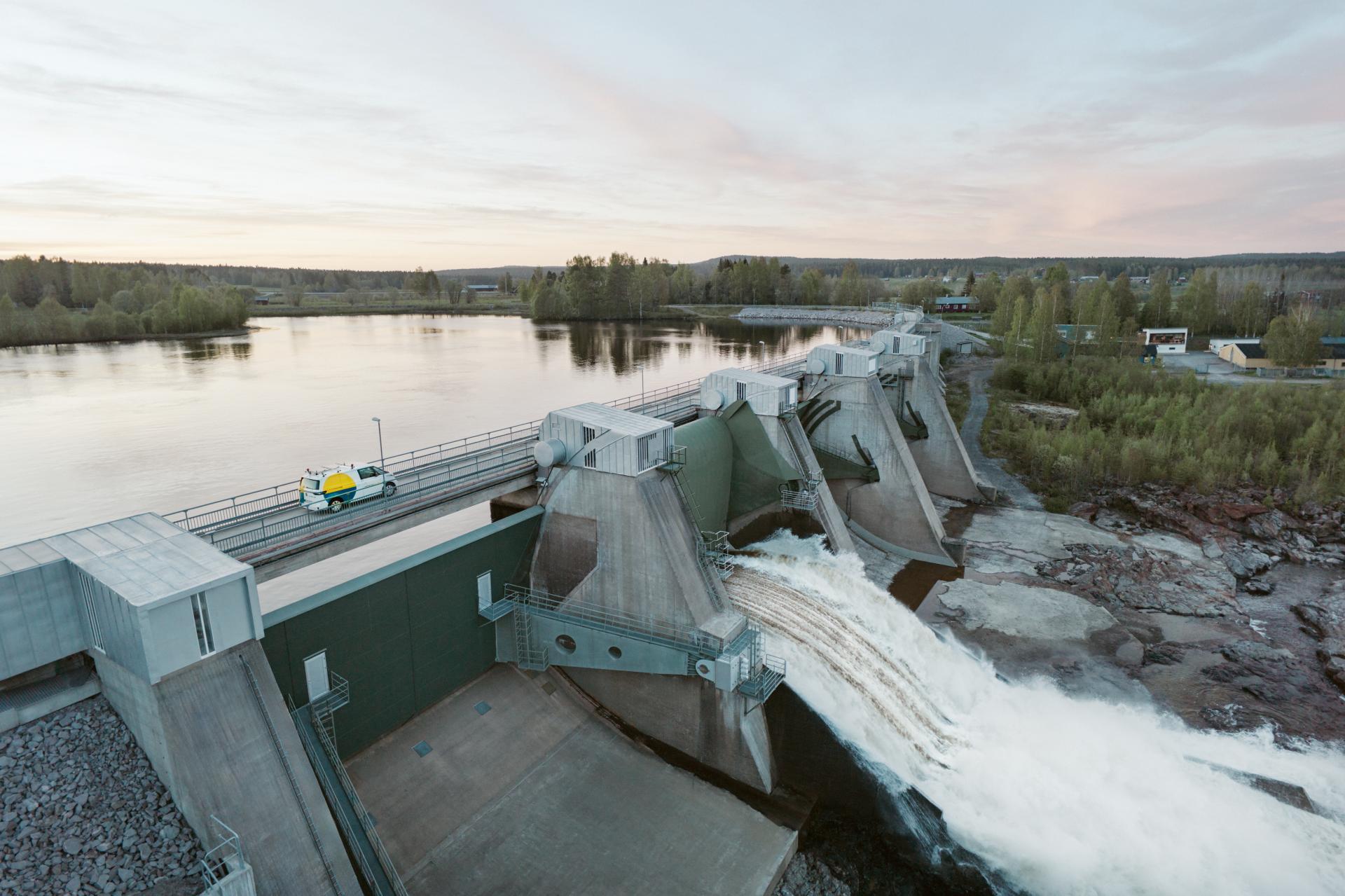 Waterkrachtcentrale met Vattenfall auto